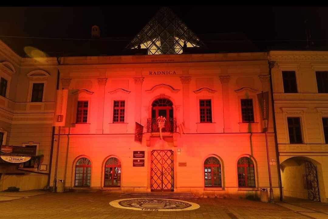 FOTO: Viaceré významné budovy v Banskej Bystrici dnes zmenia svoju farbu, foto 2