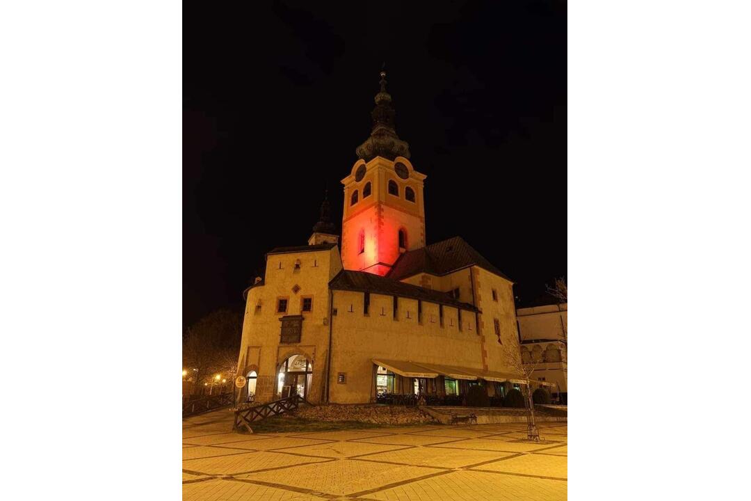 FOTO: Viaceré významné budovy v Banskej Bystrici dnes zmenia svoju farbu, foto 6