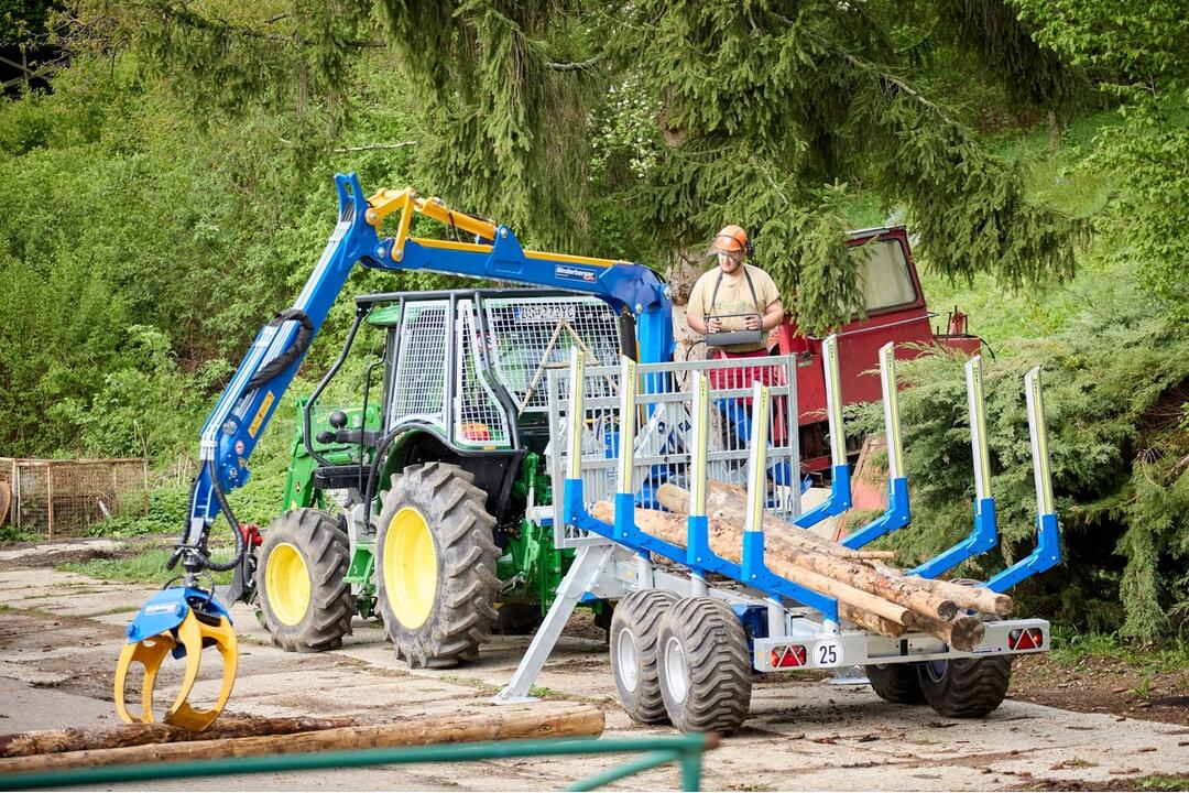 FOTO: Študenti lesníckej školy v Banskej Štiavnici dostali novú techniku, foto 1