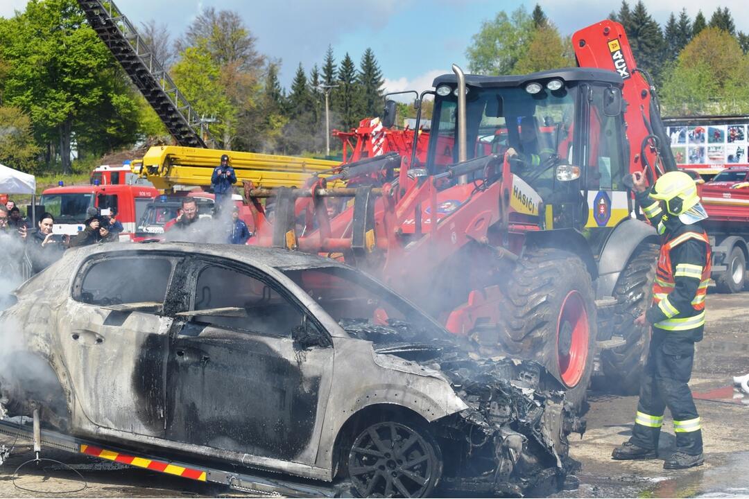 FOTO: Hasičský zbor testuje nové metódy hasenia elektromobilov, foto 1