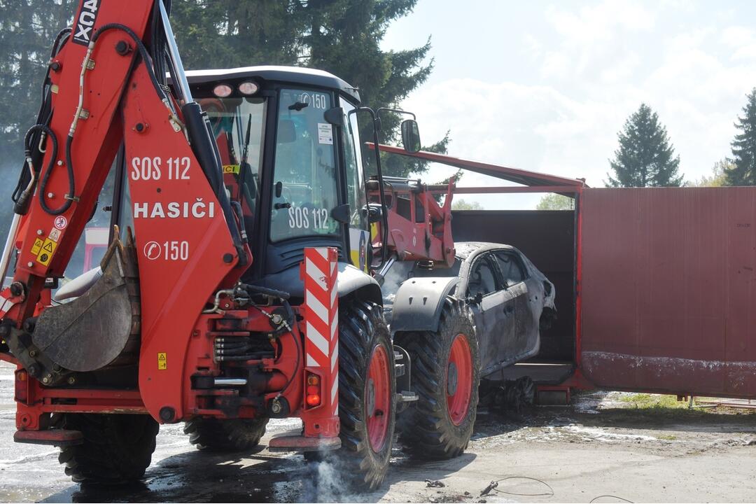 FOTO: Hasičský zbor testuje nové metódy hasenia elektromobilov, foto 3