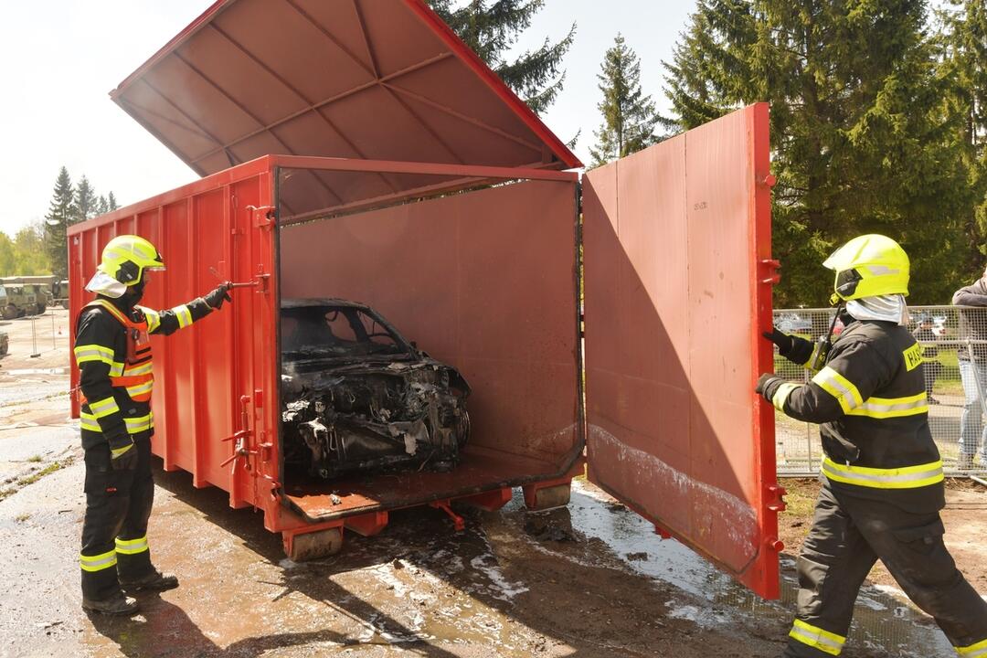 FOTO: Hasičský zbor testuje nové metódy hasenia elektromobilov, foto 4