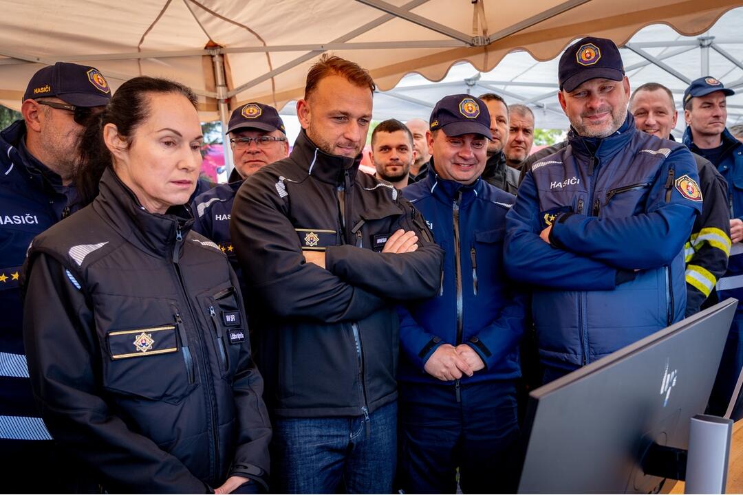 FOTO: Hasičský zbor testuje nové metódy hasenia elektromobilov, foto 15