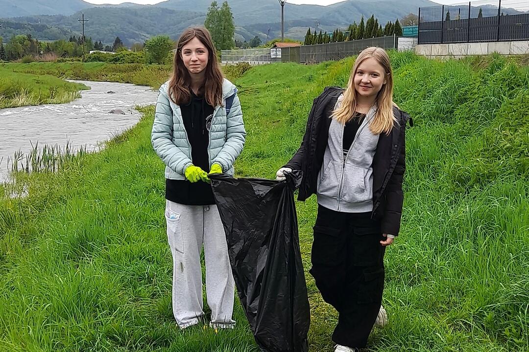 FOTO: Žiaci zo Žiaru nad Hronom vyšli z lavíc a čistili okolitú prírodu, foto 4