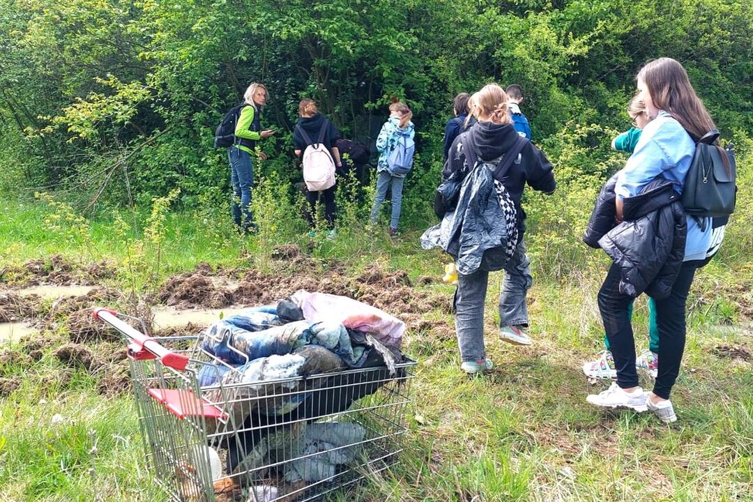 FOTO: Žiaci zo Žiaru nad Hronom vyšli z lavíc a čistili okolitú prírodu, foto 5