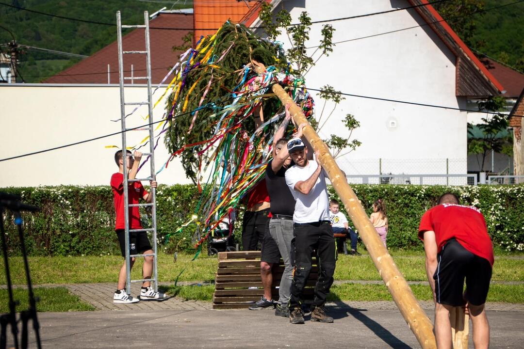 FOTO: Hasiči zo Žarnovice mali plné ruky práce. Nehasili požiari, ale stavali máj, foto 1