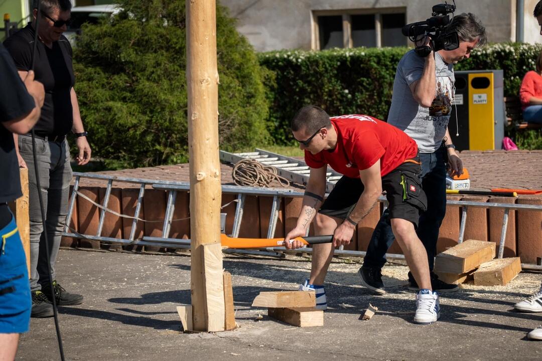 FOTO: Hasiči zo Žarnovice mali plné ruky práce. Nehasili požiari, ale stavali máj, foto 5