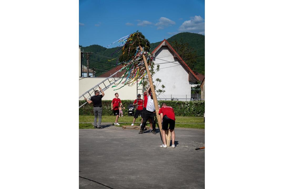 FOTO: Hasiči zo Žarnovice mali plné ruky práce. Nehasili požiari, ale stavali máj, foto 6