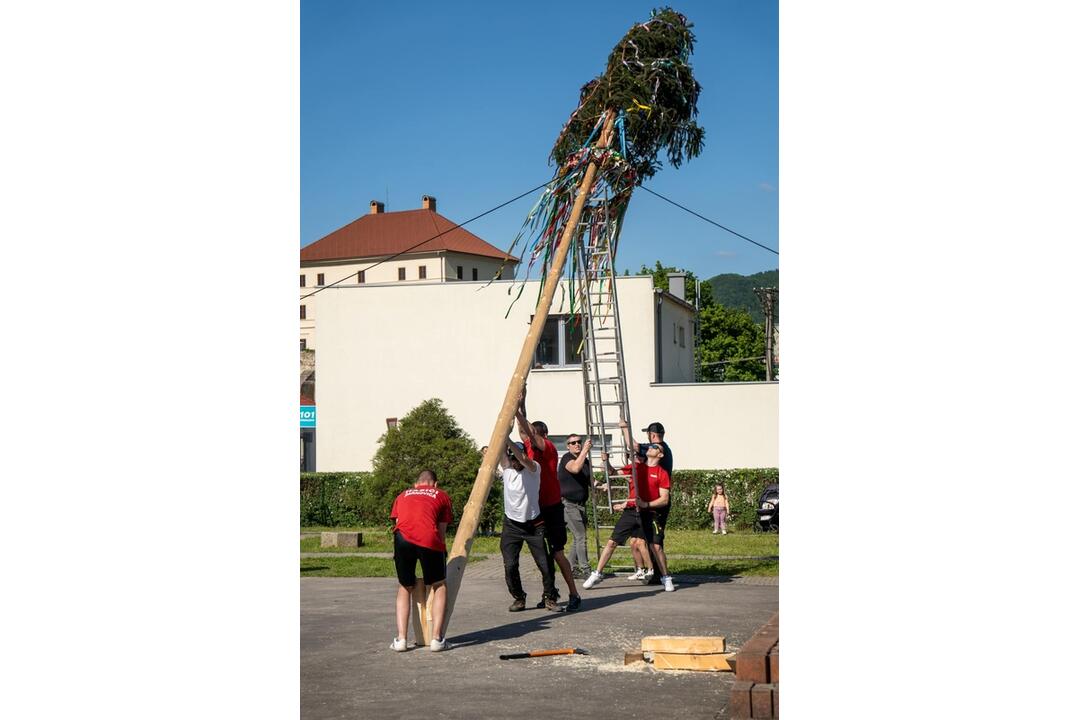 FOTO: Hasiči zo Žarnovice mali plné ruky práce. Nehasili požiari, ale stavali máj, foto 7