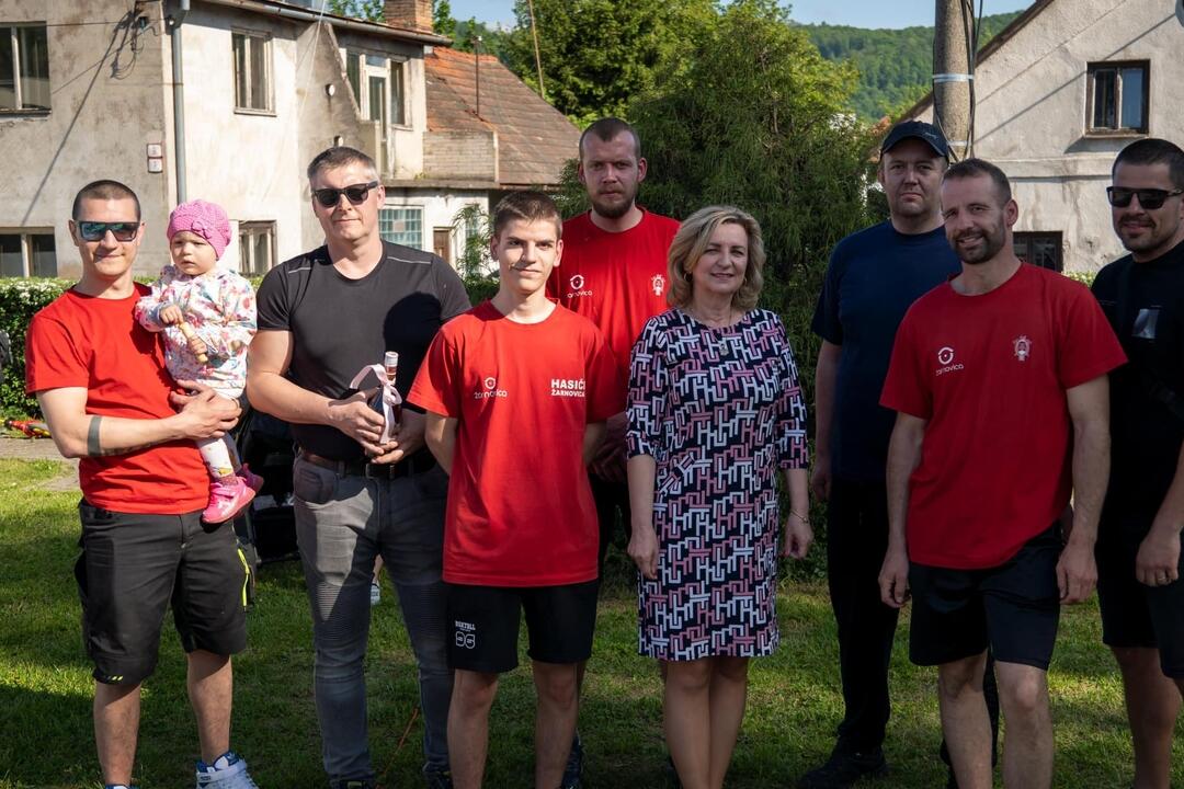 FOTO: Hasiči zo Žarnovice mali plné ruky práce. Nehasili požiari, ale stavali máj, foto 8