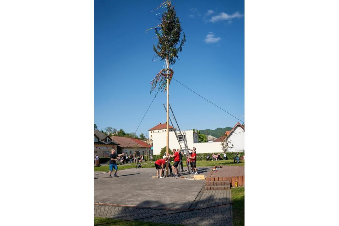 FOTO: Hasiči zo Žarnovice mali plné ruky práce. Nehasili požiari, ale stavali máj, foto 9