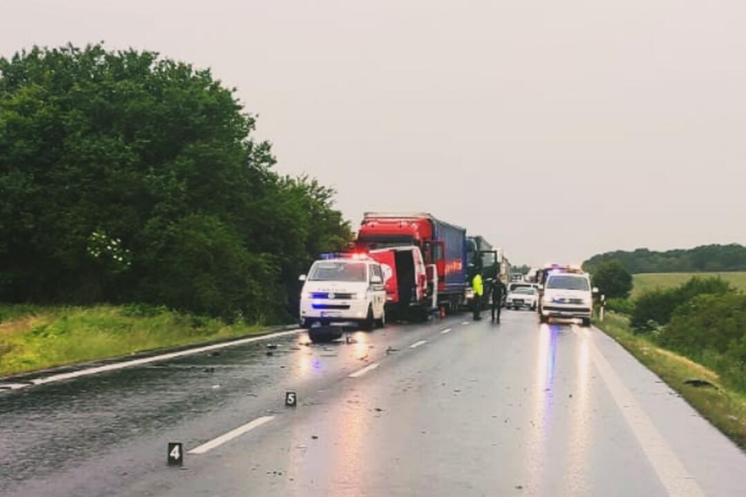 FOTO: Dodávka čelne narazila do kamióna medzi Pincinou a Hornou Slatinkou, foto 1