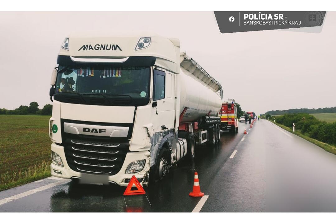 FOTO: Dodávka čelne narazila do kamióna medzi Pincinou a Hornou Slatinkou, foto 2