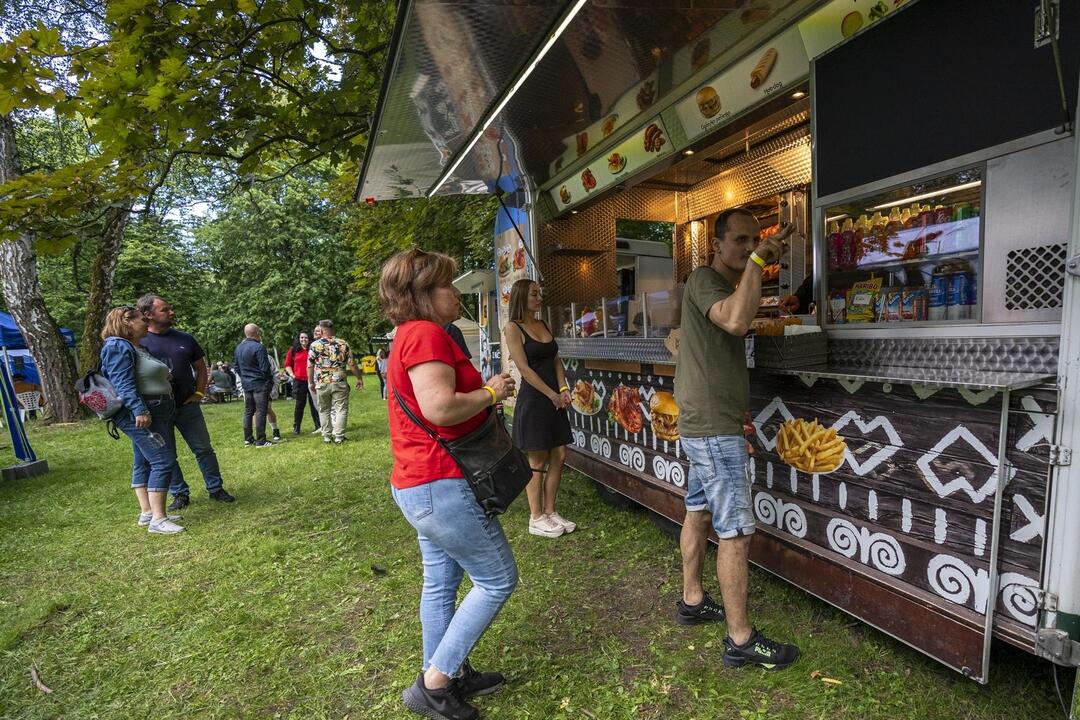 Žiarsky park ožil. Zaplnili ho priaznivci dobrého vína, foto 9