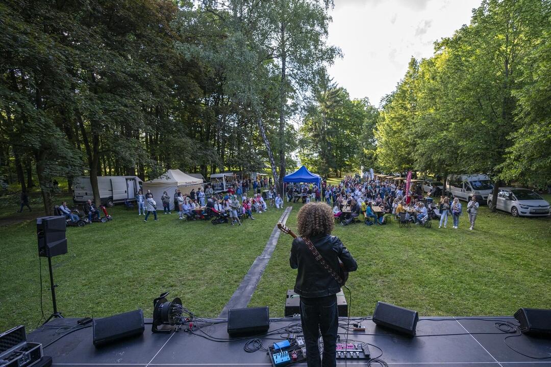 Žiarsky park ožil. Zaplnili ho priaznivci dobrého vína, foto 12