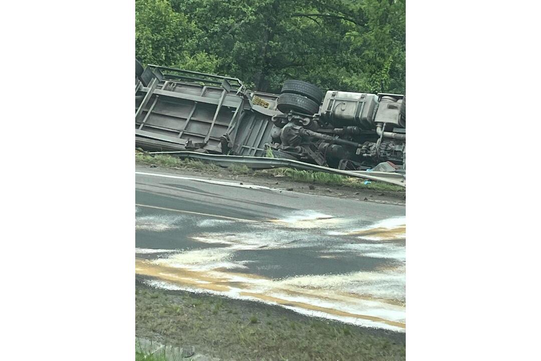 FOTO: Pri Krupine sa prevrátil kamión. Dopravná nehoda spôsobila obmedzenia, foto 5