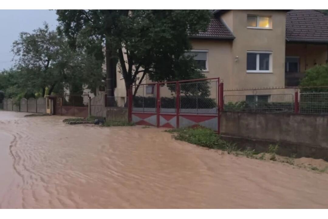 FOTO: Búrka napáchala v dedine pri Rimavskej Sobote veľké škody, foto 3