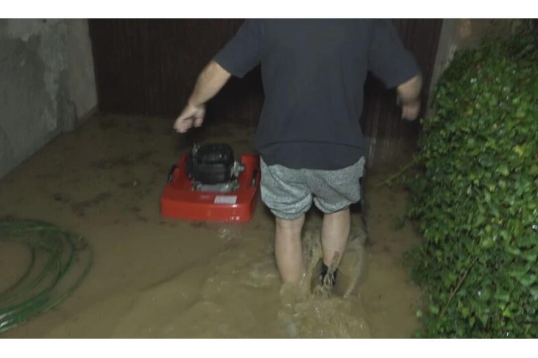 FOTO: Búrka napáchala v dedine pri Rimavskej Sobote veľké škody, foto 4