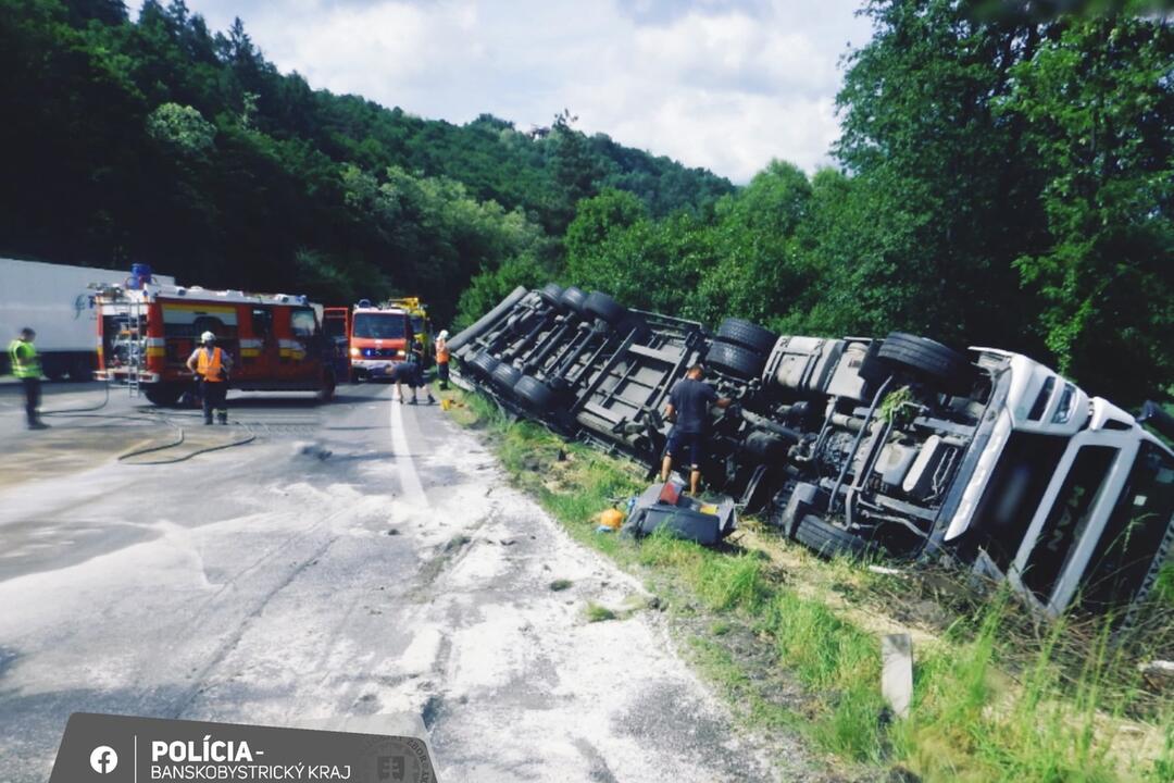 FOTO: Unavený Banskobystričan sa pri Krupine zrazil s kamiónom, foto 4