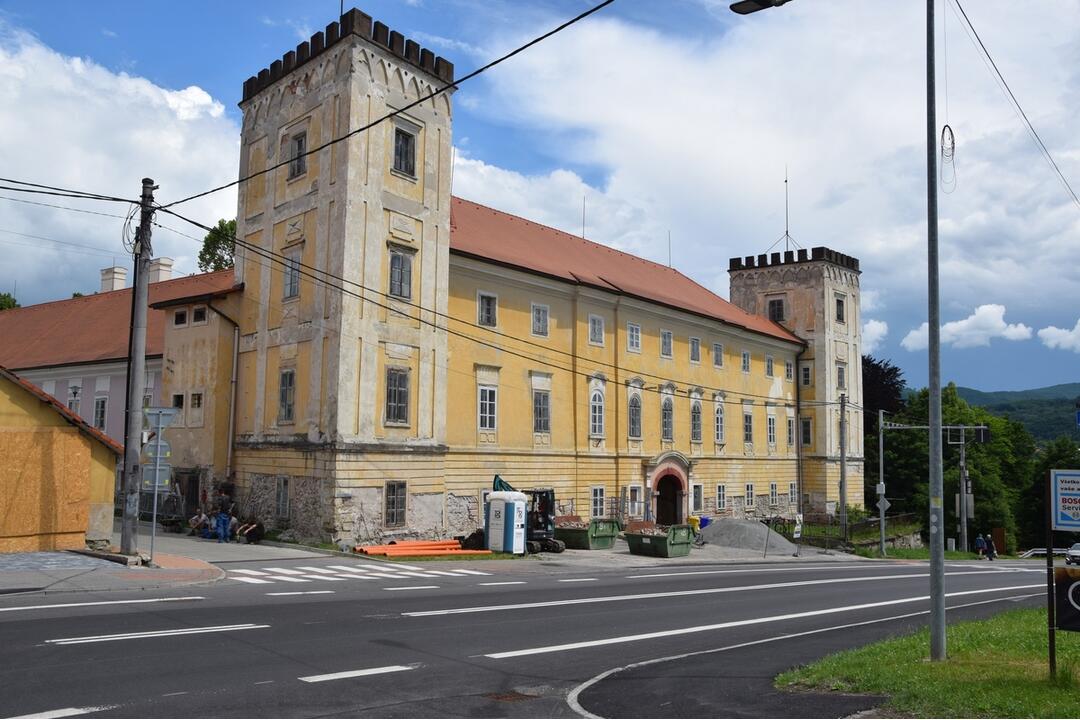 FOTO: FOTO: Nečakané nálezy v kaštieli v Žiari nad Hronom. Pri rekonštrukcii objavili predmety, ktoré doň nepatria, foto 4