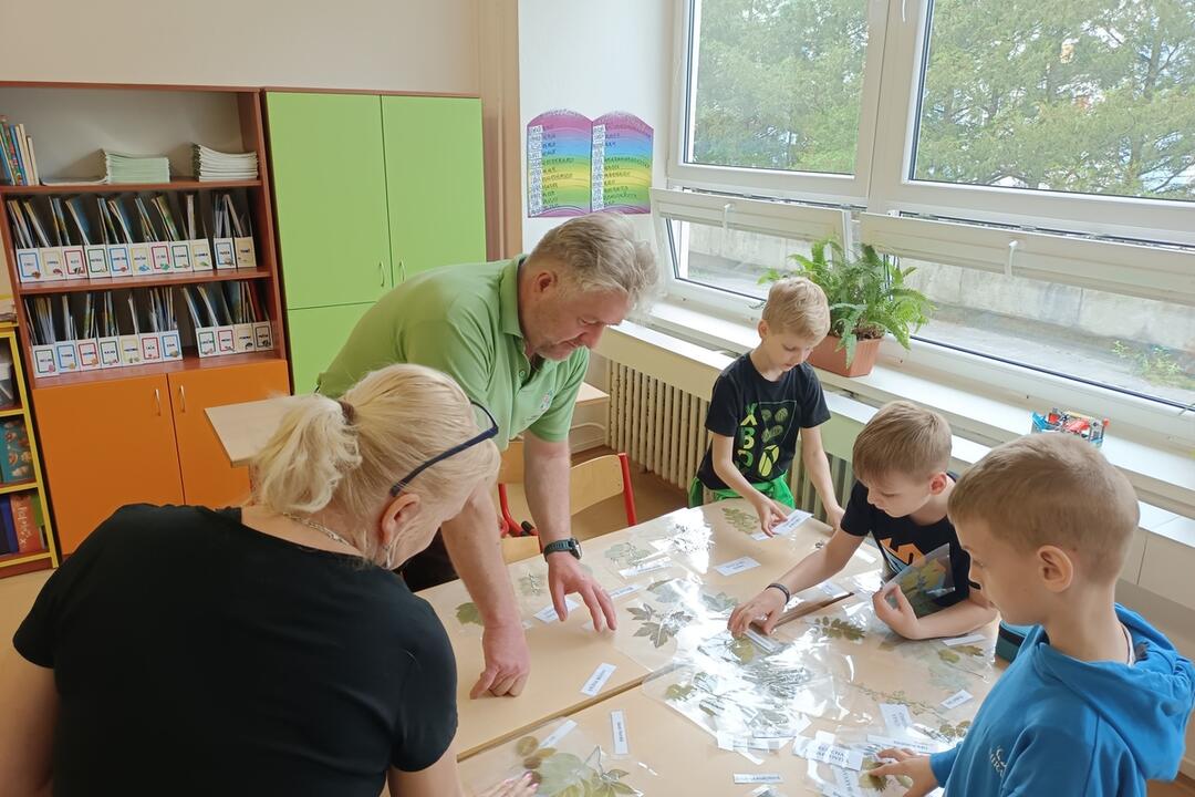 FOTO: Ako prebieha lesná pedagogika? Žiaci vymenili školskú triedu za les, foto 5