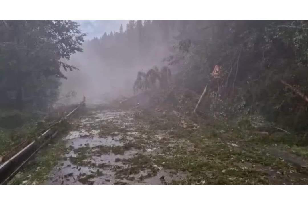 FOTO: Breznom sa prehnala búrka s krupobitím. Mesto je v pozore, foto 1