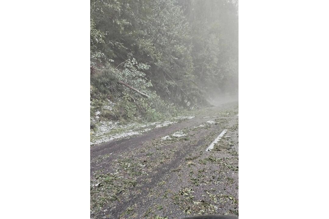 FOTO: Breznom sa prehnala búrka s krupobitím. Mesto je v pozore, foto 3