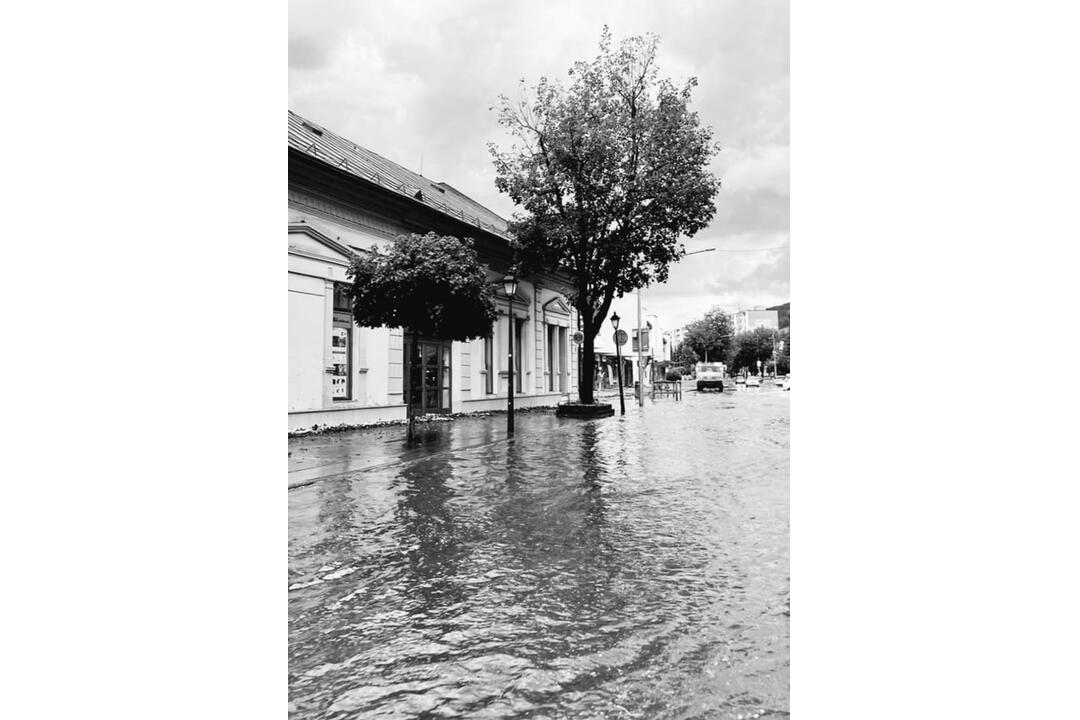 FOTO: Breznom sa prehnala búrka s krupobitím. Mesto je v pozore, foto 6