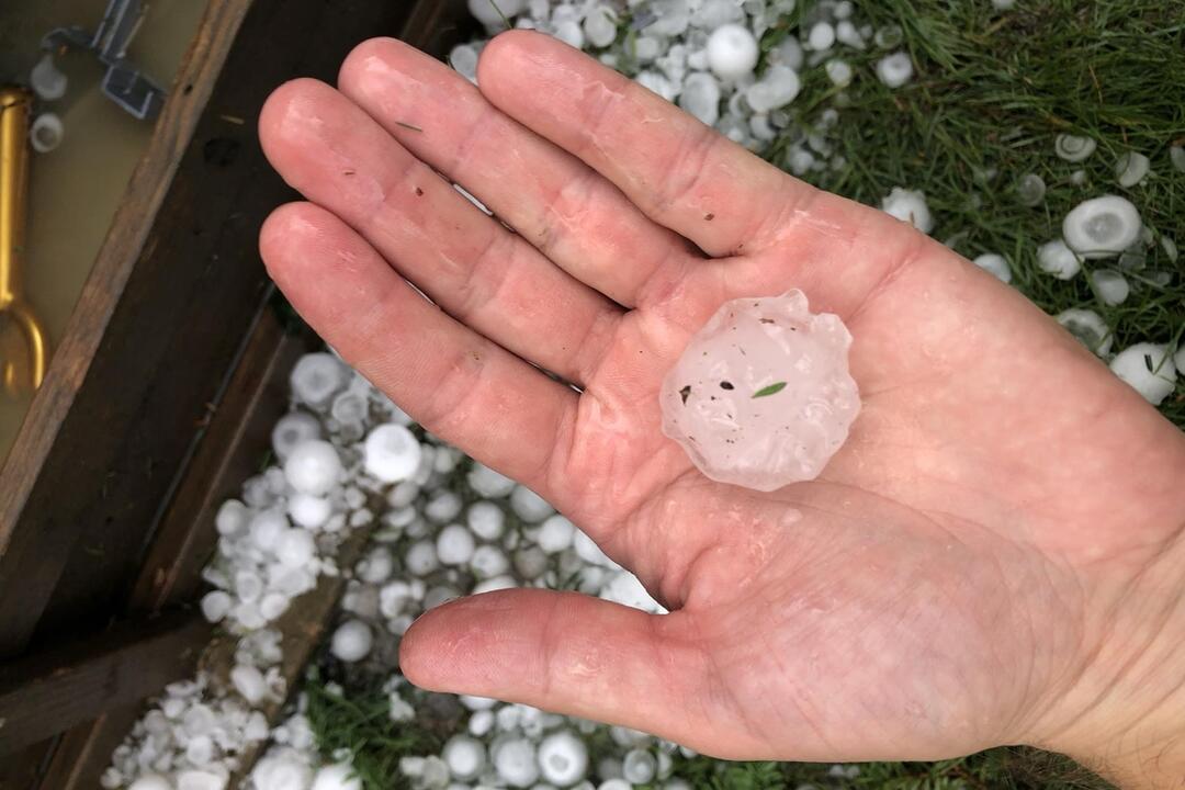 FOTO: Ľudia neveria vlastným očiam. Búrka a obrovské krúpy, ktoré zničili Brezno, foto 8