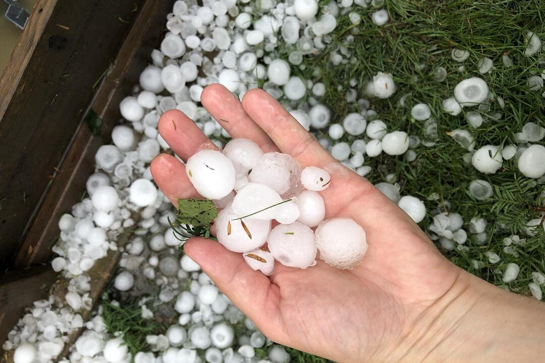 FOTO: Ľudia neveria vlastným očiam. Búrka a obrovské krúpy, ktoré zničili Brezno, foto 9