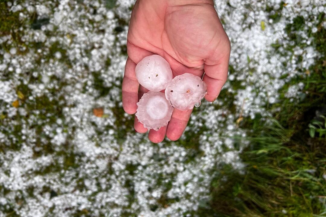 FOTO: Brezňania rátajú škody po búrke. Zničila mnohé strechy, okná či autá, foto 3