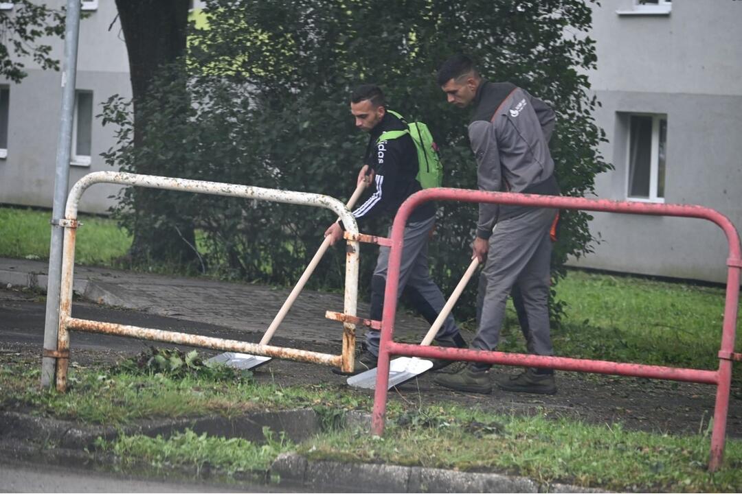 FOTO: Brezňania rátajú škody po búrke. Zničila mnohé strechy, okná či autá, foto 4