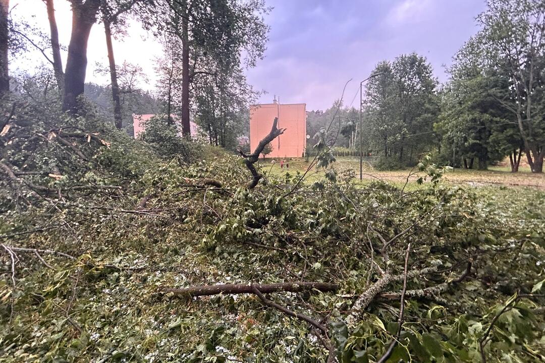 FOTO: Brezňania rátajú škody po búrke. Zničila mnohé strechy, okná či autá, foto 11