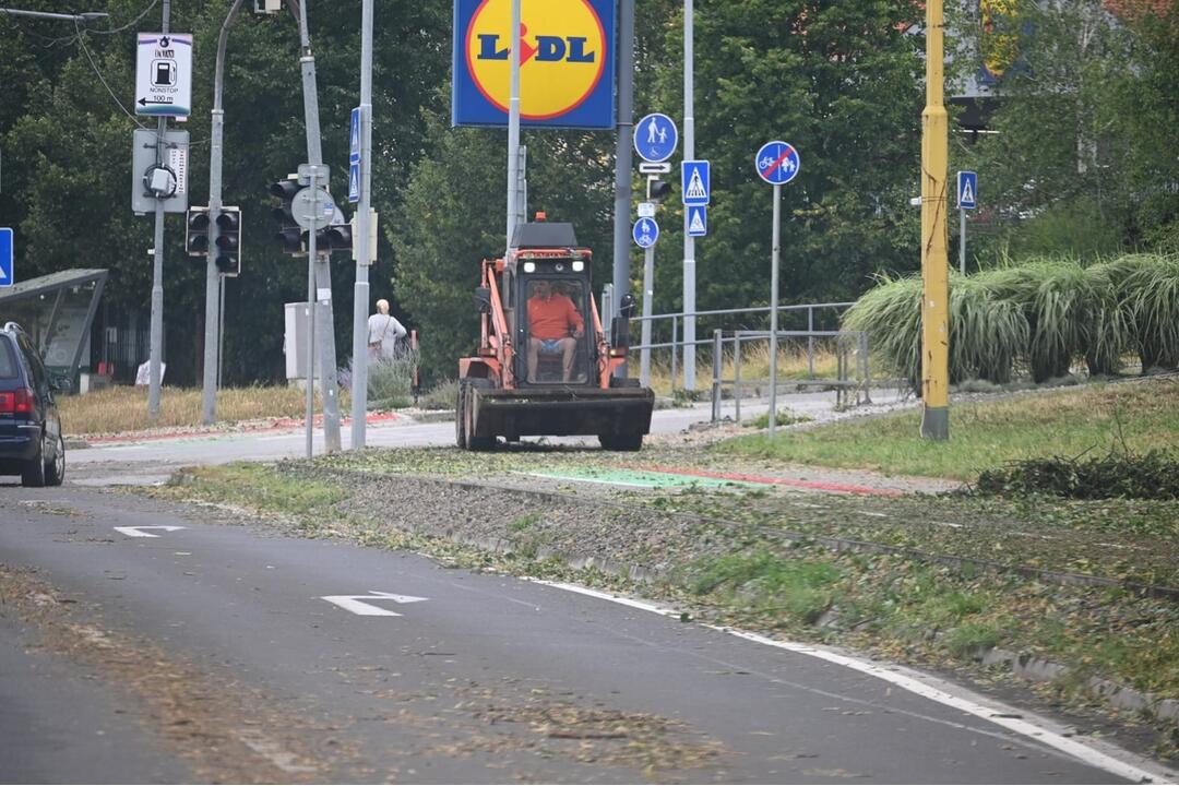 FOTO: Brezňania rátajú škody po búrke. Zničila mnohé strechy, okná či autá, foto 12