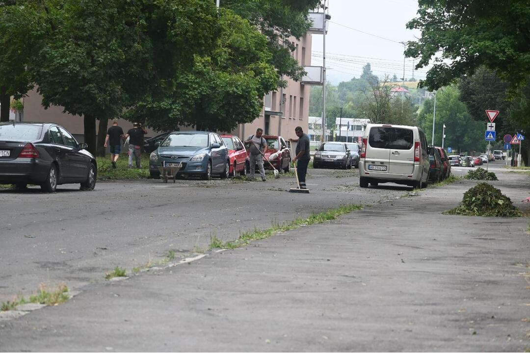 FOTO: Brezňania rátajú škody po búrke. Zničila mnohé strechy, okná či autá, foto 14