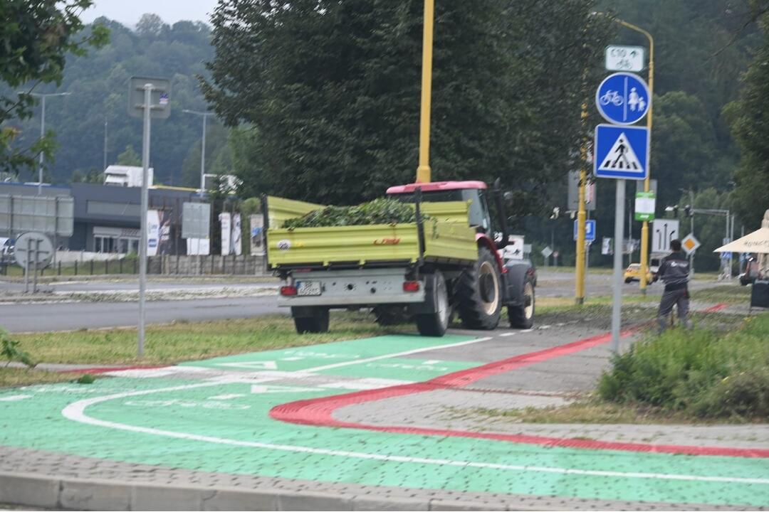 FOTO: Brezňania rátajú škody po búrke. Zničila mnohé strechy, okná či autá, foto 15