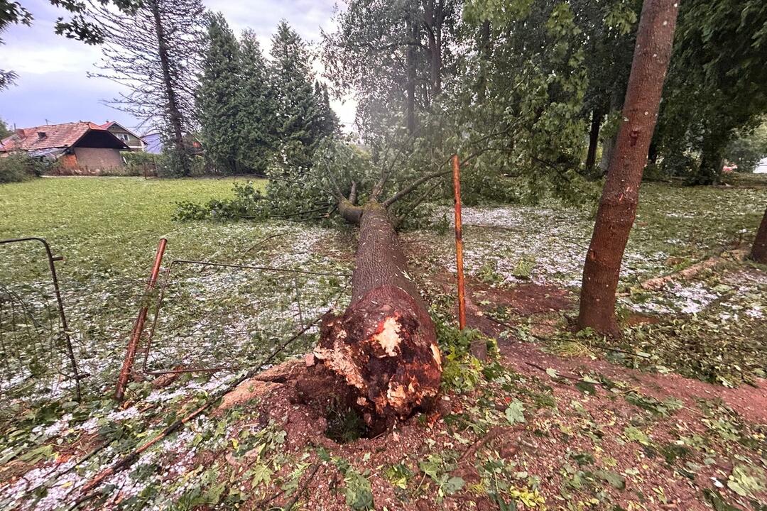 FOTO: Brezňania rátajú škody po búrke. Zničila mnohé strechy, okná či autá, foto 17