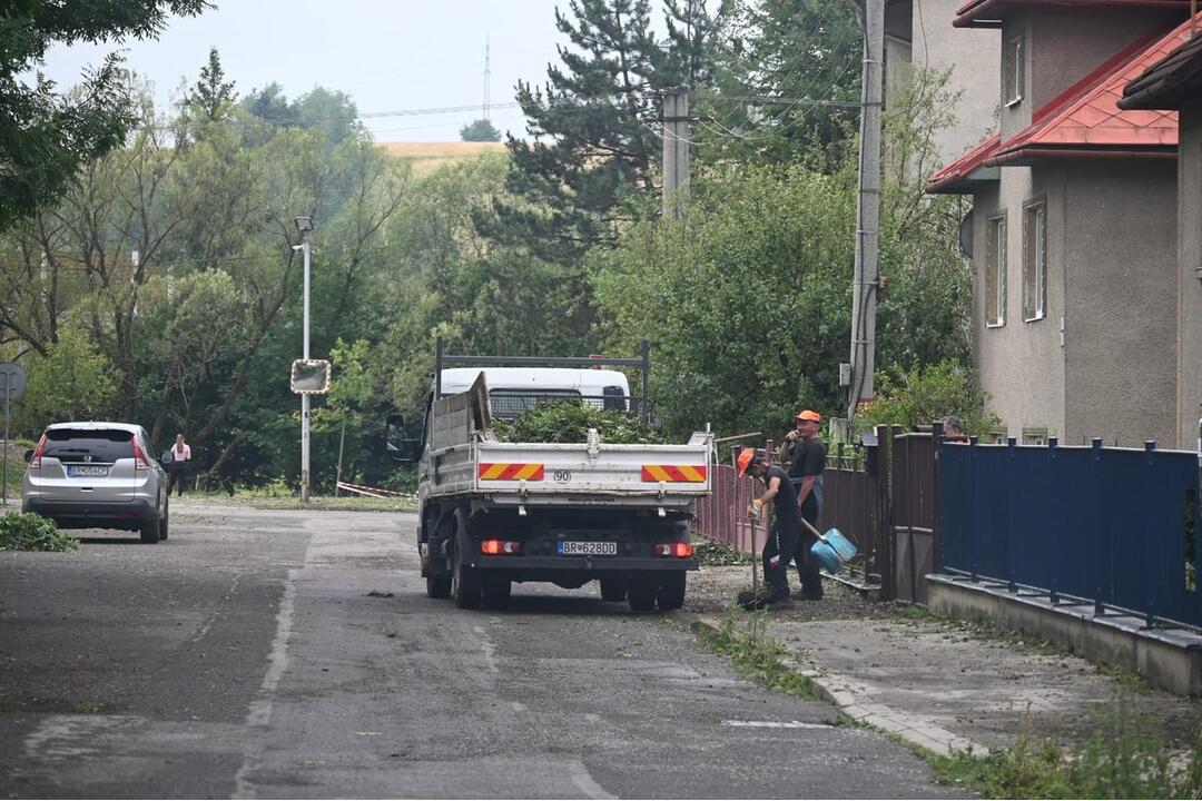 FOTO: Brezňania rátajú škody po búrke. Zničila mnohé strechy, okná či autá, foto 18