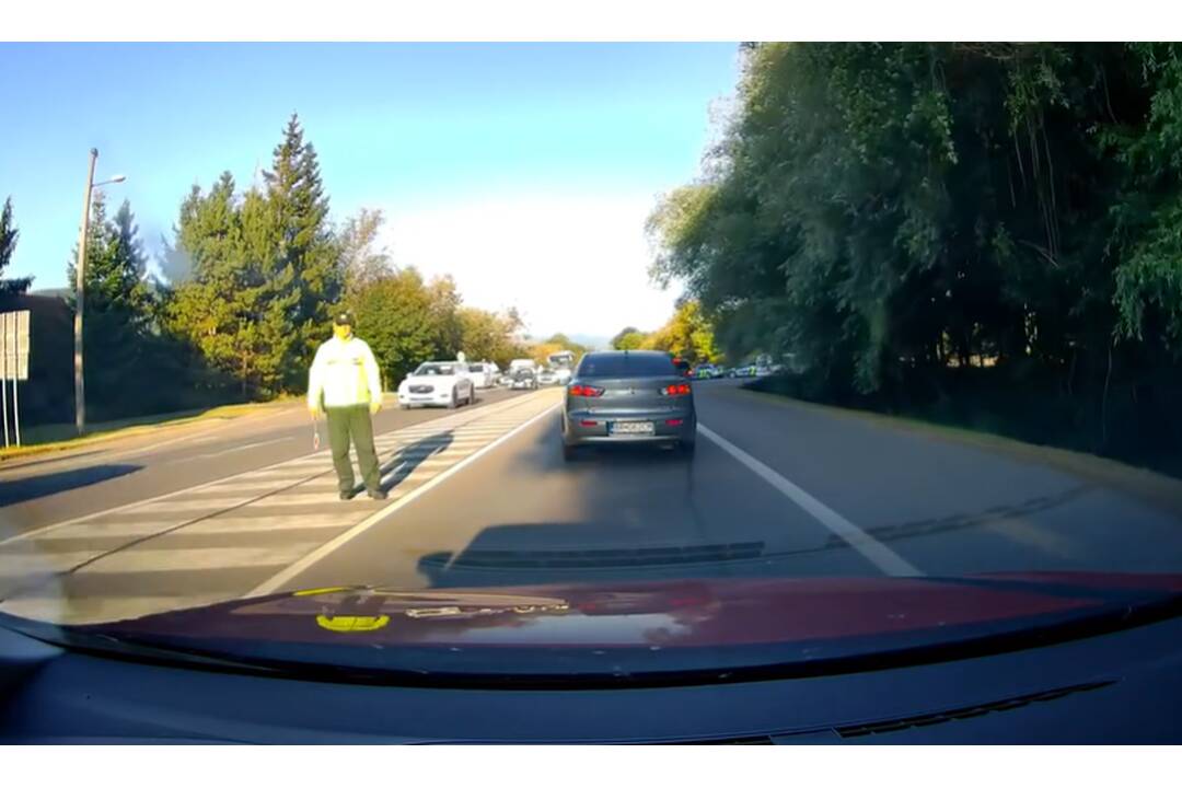 FOTO: polícia pri Šalkovej zastavovala vo veľkom, foto 1