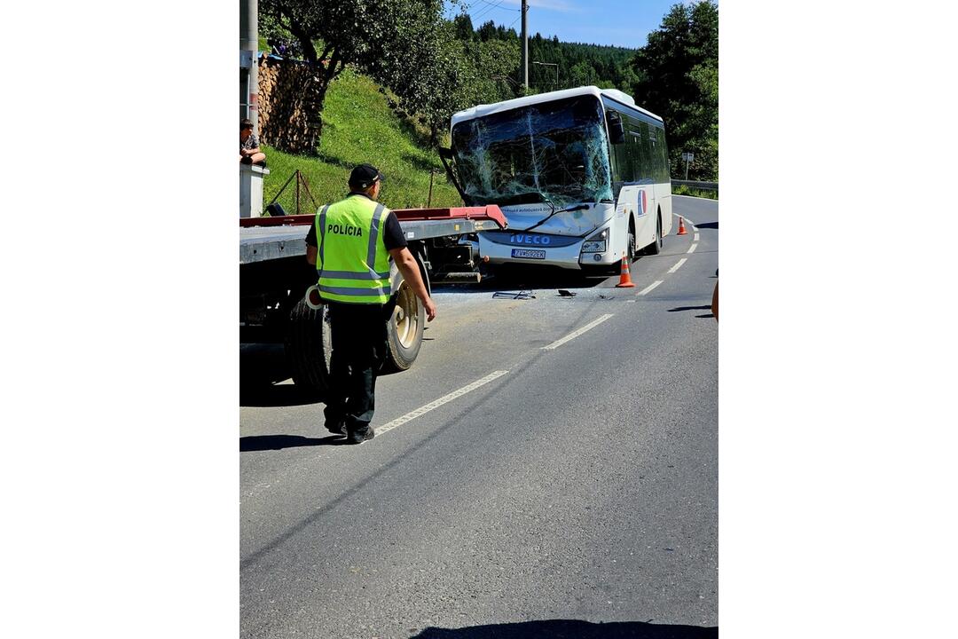 FOTO: V Brezne sa zrazil autobus s traktorom, foto 1