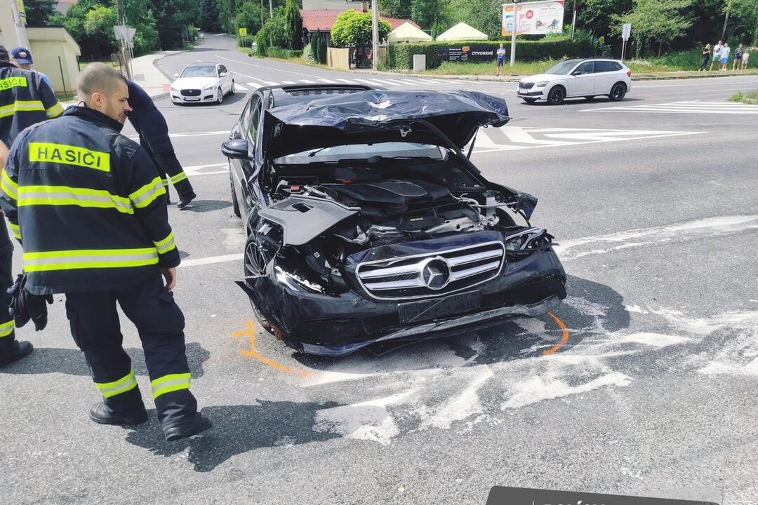 FOTO: Pri nehode v Banskej Bystrici sa zranili štyria ľudia, foto 2