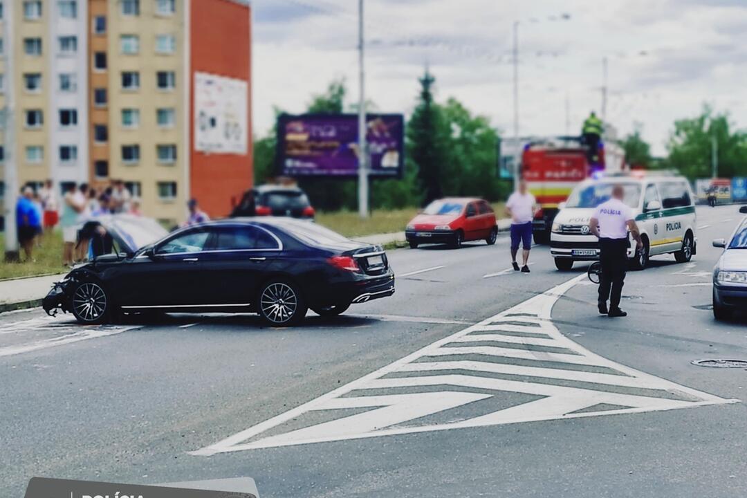 FOTO: Pri nehode v Banskej Bystrici sa zranili štyria ľudia, foto 4