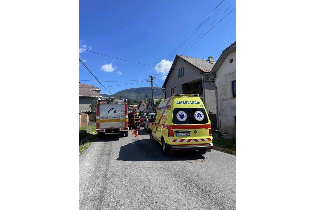 FOTO: Pri Brezne sa zrazili dve autá. Jednu osobu transportovali na urgentný príjem, foto 1