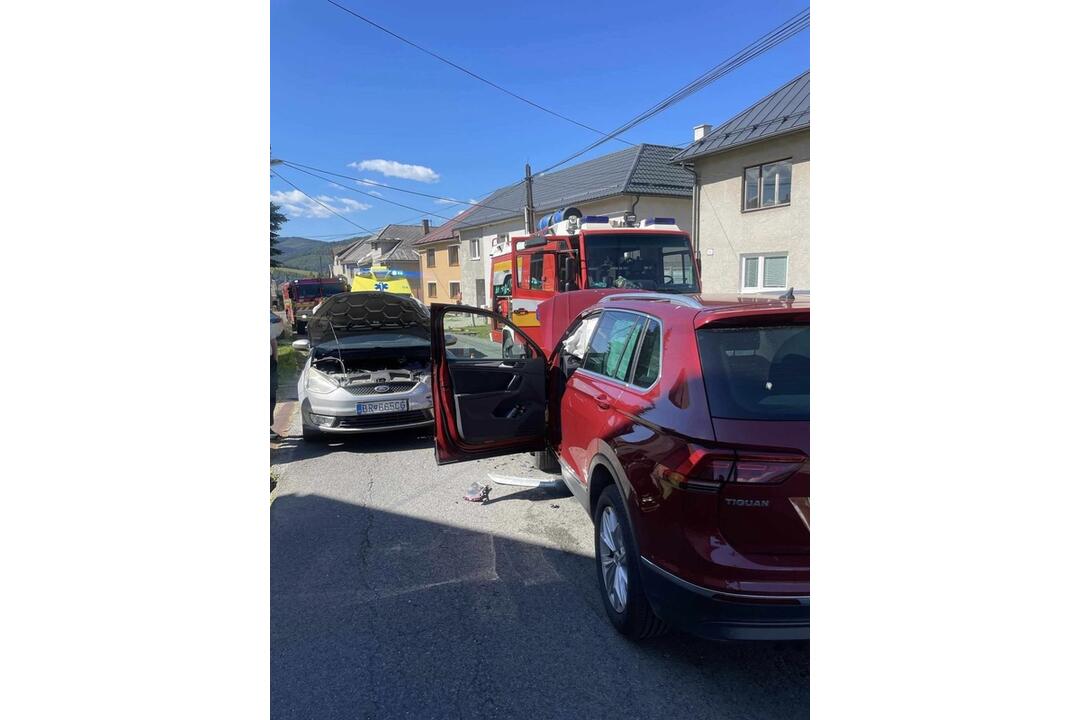 FOTO: Pri Brezne sa zrazili dve autá. Jednu osobu transportovali na urgentný príjem, foto 3