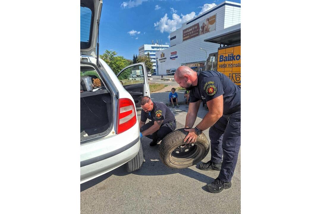 FOTO: Svalnatí policajti zo Zvolena pomohli žene v núdzi. Aké slová im adresovala?, foto 3