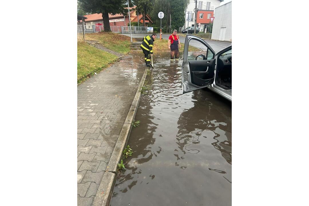 FOTO: Búrka potrápila aj Žarnovicu. Pozrite si, kde pomáhali miestni hasiči, foto 9