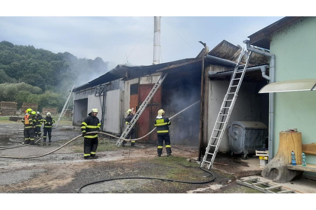 FOTO: V obci pri Krupine horela píla. Nikto sa nezranil, škody sú státisícové, foto 2