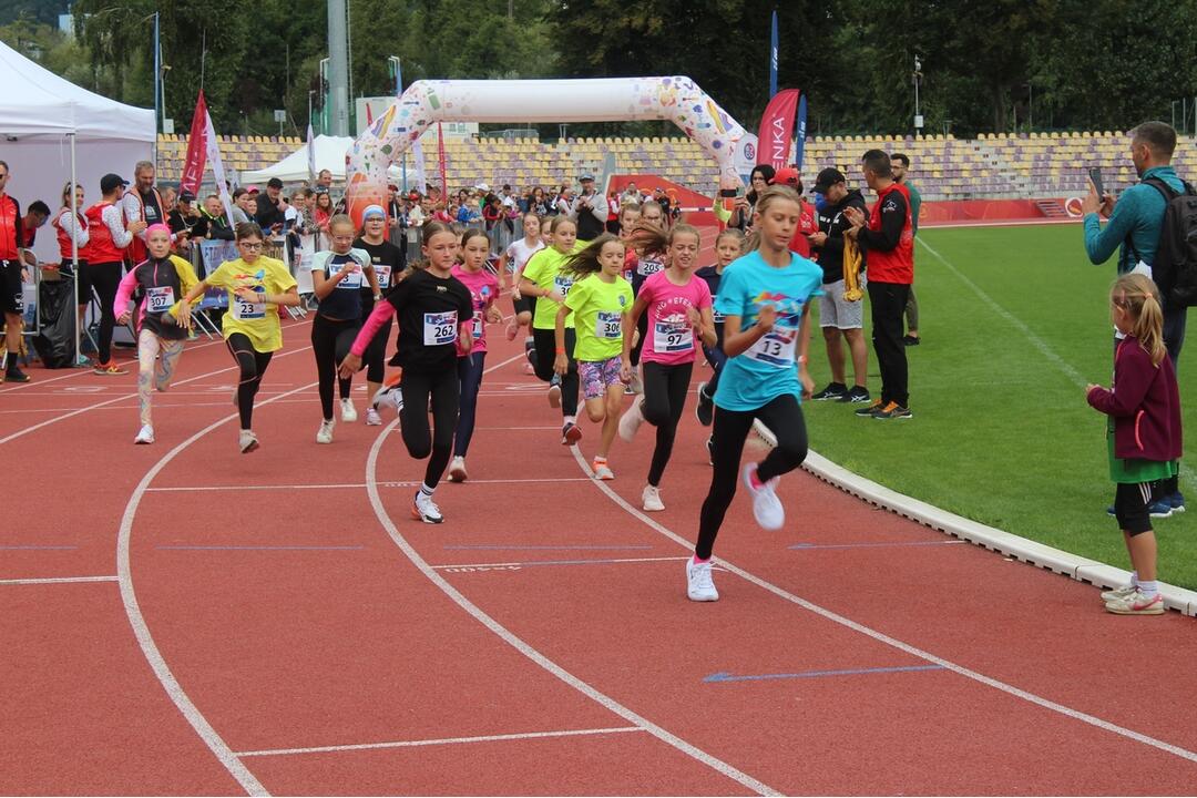 FOTO: Na atletickom štadióne na Štiavničkách súťažili najmenší atléti, foto 1