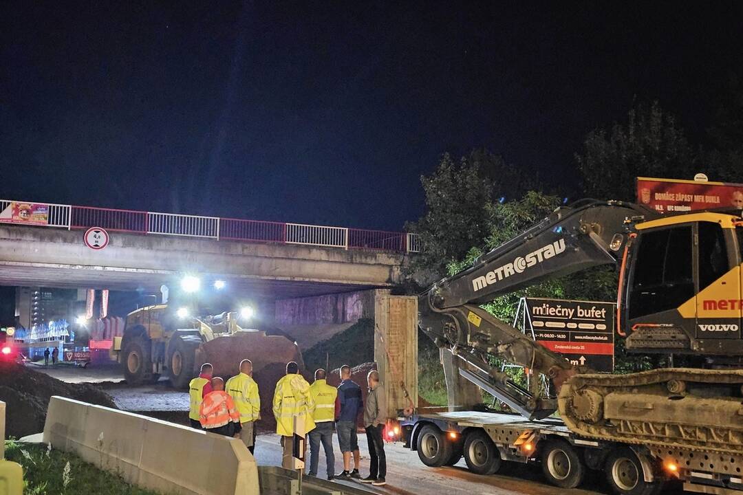 FOTO: Práce na moste začali už počas piatkového večera, foto 1