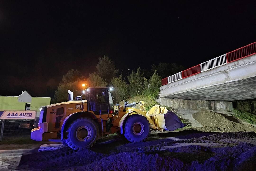 FOTO: Práce na moste začali už počas piatkového večera, foto 6